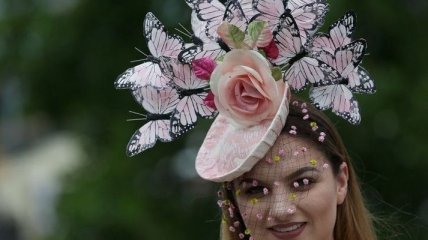 Цветник на голове: британские леди красуются шляпками на скачках в Аскоте (Фото)