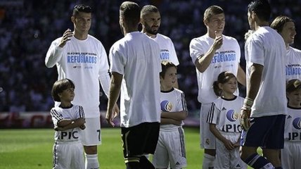 Роналду вышел на матч с известным мальчиком-беженцем