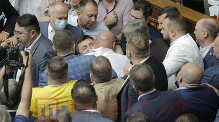 Нардепы не угомонились после драки в Раде: в скандале всплыл и Янукович (видео)