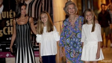 В черно-белом платье: королева Летиция с детьми и свекровью посетили балет
