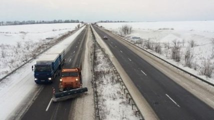 Украину заметает снегом: где перекрыты дороги 