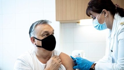 Предпочел китайскую вакцину российской: премьер Венгрии привился от коронавируса 