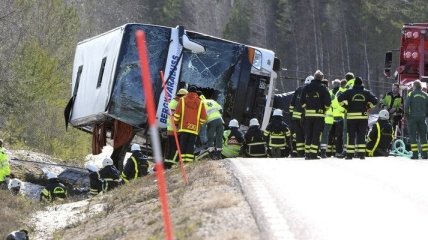 Жуткое ДТП в Швеции: Перевернулся автобус со школьниками, есть погибшие