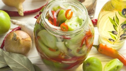 Вкусный и ароматный салат из зеленых помидоров