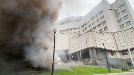 Здание Конституционного суда Украины забросали файерами: фото и видео