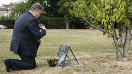 Находясь с визитом во Франции, Порошенко почтил память жертв Голодомора