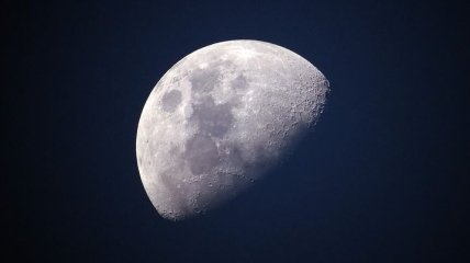 Возраст льда на Луне: сколько же на самом деле лет лунным ледяным отложениям
