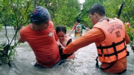 На Филиппины обрушились ливни, землетрясение и тайфун: впечатляющие видео потопа