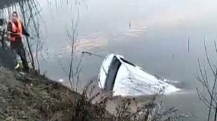 В Китае автобус упал в озеро, погибли 18 человек