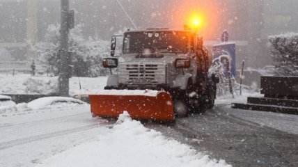 На некоторых дорогах в Украине из-за снегопадов возникли заторы