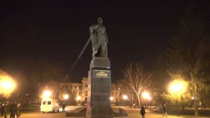 В Харькове ночью снесли 3 памятника (Видео) 