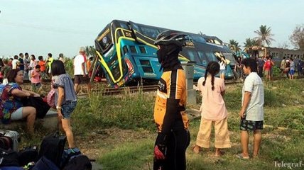 В Тайланде туристический автобус столкнулся с поездом