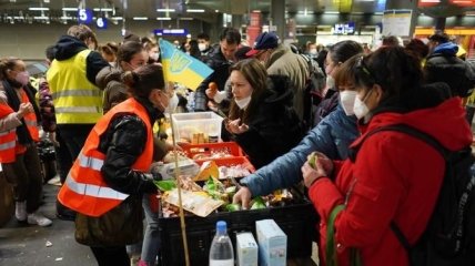 Добровольцы помогают беженцам на вокзале в Берлине