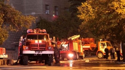Возле парламента Крыма горит 2-этажный дом