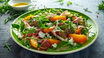 Пикантный салат из персиков и ветчины