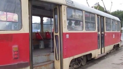 В Киеве трамвай сбил перебегавшую пути женщину