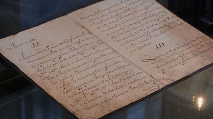 Скоро смогут увидеть все: оригинал Конституции Пилипа Орлика уже в Украине (первые фото)