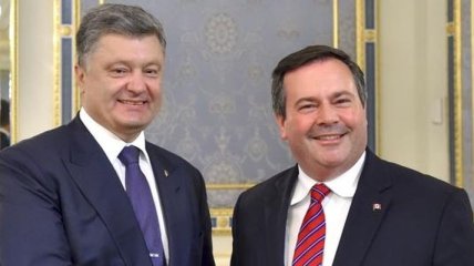 Порошенко и министр обороны Канады обсудили ВТС между странами