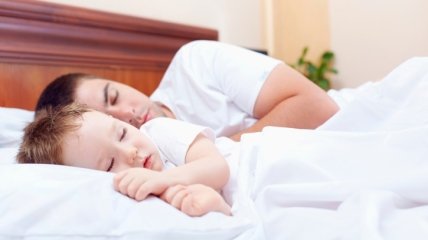 Как приучить ребенка спать отдельно: советы родителям