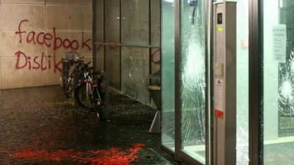 В Гамбурге неизвестные забросали офис Facebook камнями