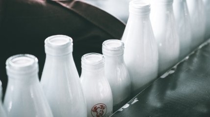 "Магазинне" молоко часто якісніше, аніж куплене на ринку "з рук"