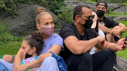 В блестящей маске: Дженнифер Лопес с семьей посетила Центральный парк в Нью-Йорке (Фото)