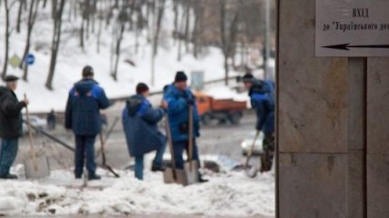 Киев от снега убирают 5 тысяч дворников