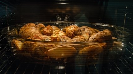 Рецепт картоплі з беконом та часником у духовці