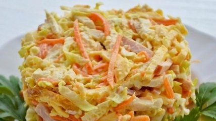Рецепт дня: салат с корейской морковью, ветчиной и омлетом