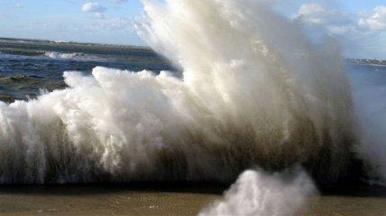 Югу Украины угрожает стихия: в Черном море волны достигнут 5 м