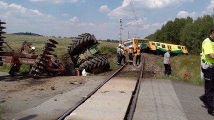 В Чехии произошла железнодорожная катастрофа с участием трактора