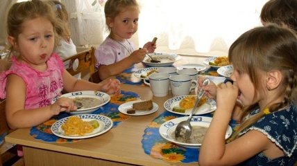 Детей кормили просроченными продуктами в медучреждениях 