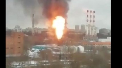 Начали взрываться баллоны с пропаном: в Москве произошел масштабный пожар (видео) 