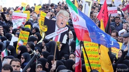 В Иране сожгли чучело президента США