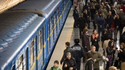 Мужчина, упавший на рельсы на станции метро "Театральная", скончался