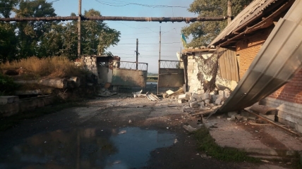Наслідки обстрілу на Донбасі. Фото: facebook.com/pressjfo.news
