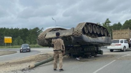 "Хороший был танк": Российские военные перевернули боевую машину и оставили ее посреди дороги (видео)