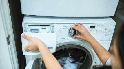 Як зберегти колір речей під час прання