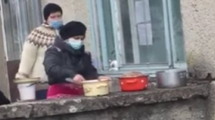 Людей кормят через окно с улицы: сеть взволновало видео из больницы на Львовщине