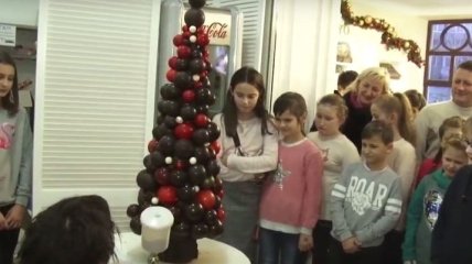 Настоящий кулинарный шедевр: в Ужгороде создали съедобную елку (Видео)