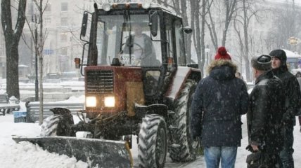 Киев убирает от снега 250 единиц спецтехники 