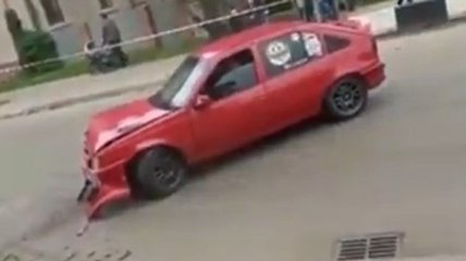 На автогонках в центре Коломыи авто чуть не влетело в толпу детей: видео инцидента