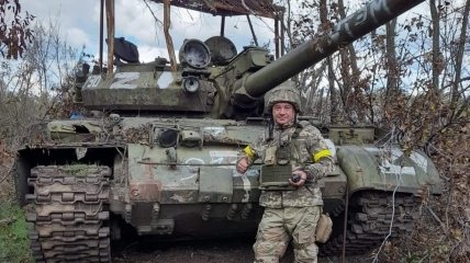 Українські воїни із задоволенням позують на тлі трофейної техніки