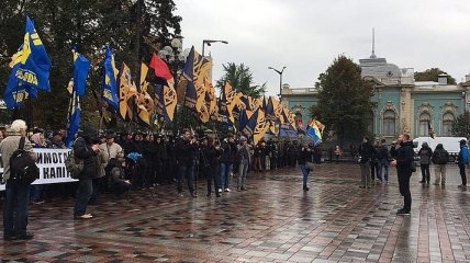 Под Радой митингуют против закона о реинтеграции Донбасса