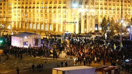 Люди збираються на Майдані