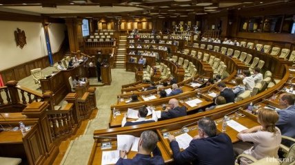 Кризис коалиции: в Молдове рассмотрят вотум недоверия правительству