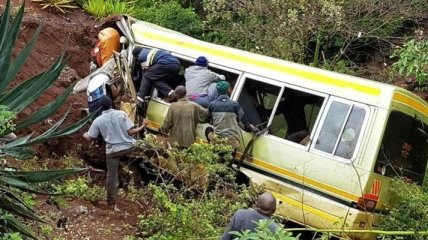 В Танзании школьный автобус упал в ущелье, много погибших