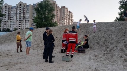 В столице девочку засыпало кучей песка (Фото и видео)