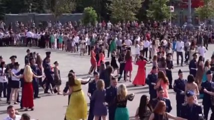 В Харькове 1,5 тысячи пар станцевали вальс (Видео)