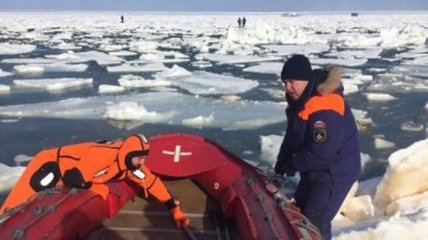 На Сахалине от берега оторвало льдину с 600 рыбаками: видео